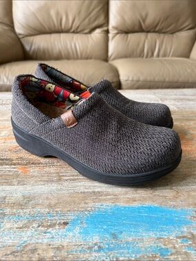 Slow Man Women's Slip-On Clogs EU 37/6.5/7
